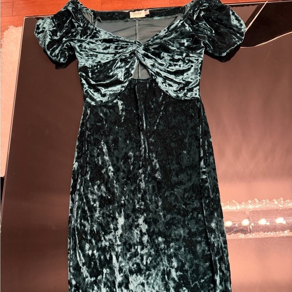 Flounce Dresses & Skirts - Elegant Velvet Midi Dress in Deep Green